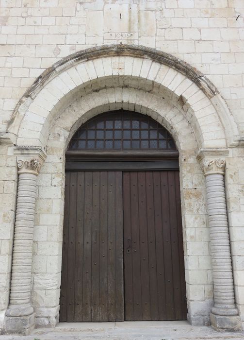 Eglise abbatiale bénédictine Saint-Pierre : Portail occidental, vue générale