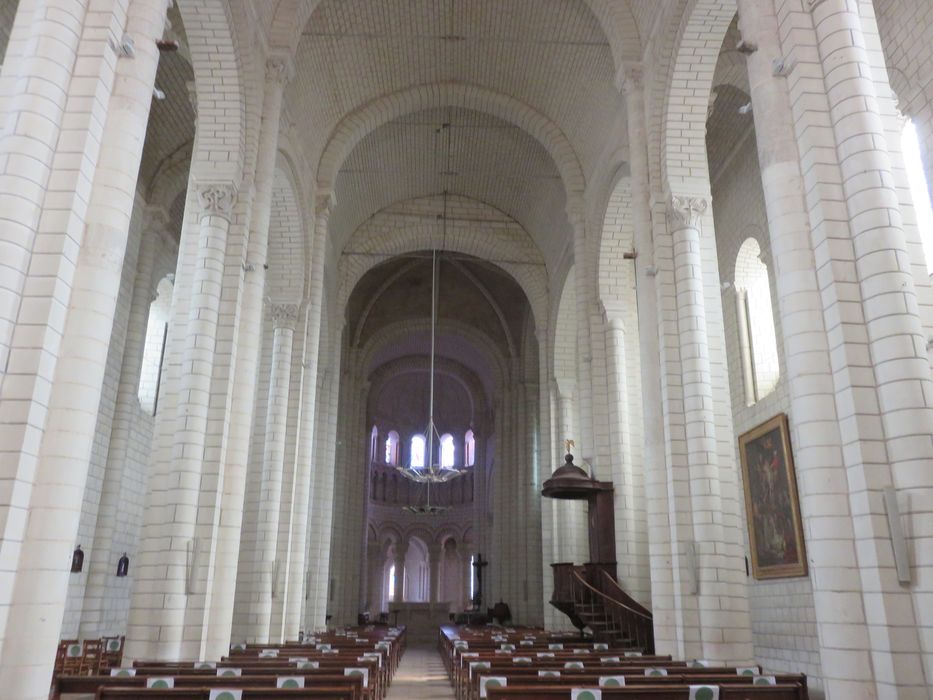 Eglise abbatiale bénédictine Saint-Pierre : Nef, vue générale