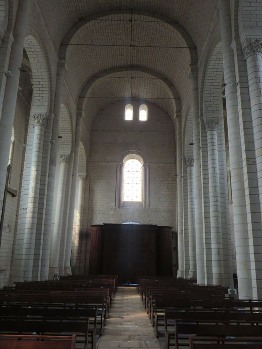 Eglise abbatiale bénédictine Saint-Pierre : Nef, vue générale