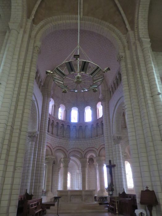 Eglise abbatiale bénédictine Saint-Pierre : Choeur, vue générale