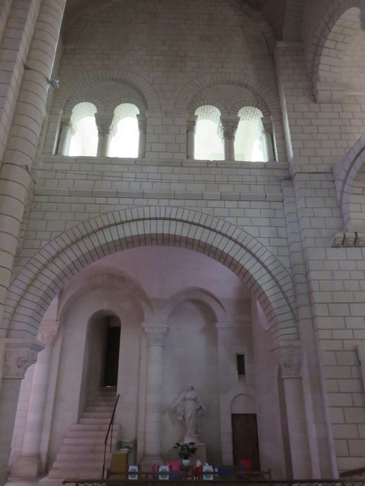 Eglise abbatiale bénédictine Saint-Pierre : Transept sud, vue partielle