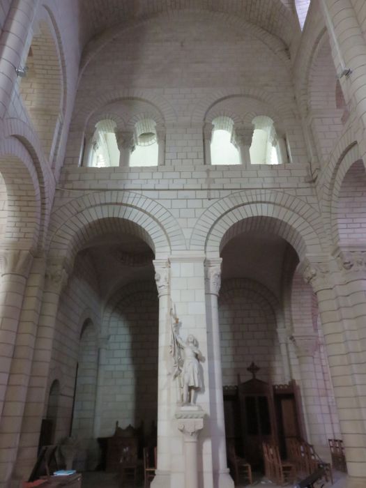 Eglise abbatiale bénédictine Saint-Pierre : Transept nord, vue partielle