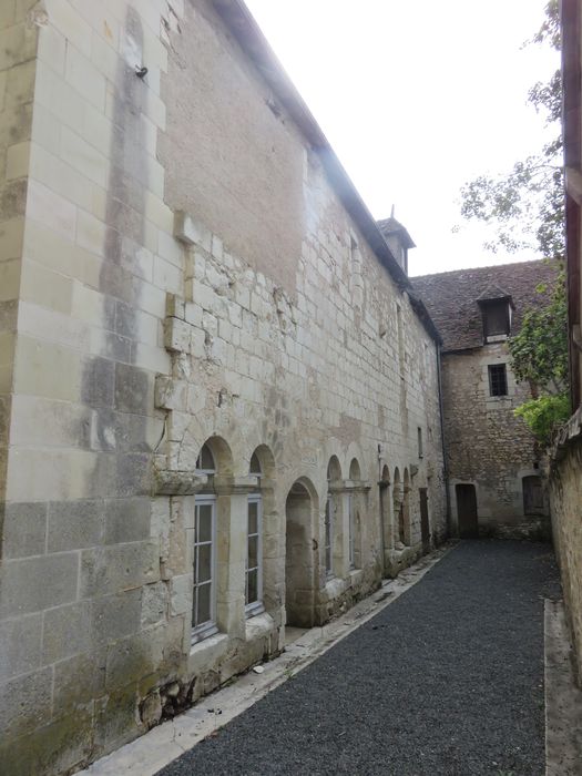 Eglise abbatiale bénédictine Saint-Pierre : Bâtiments abbatiaux, aile est sur l'ancien cloître, façade ouest, vue générale