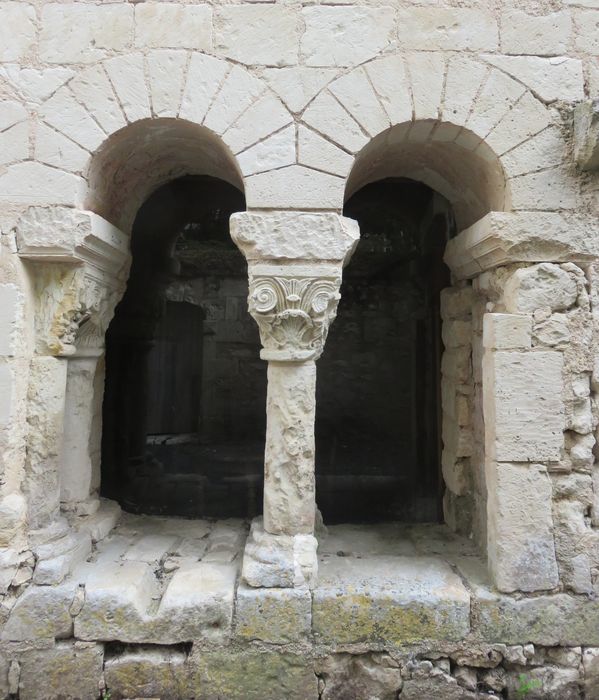 Eglise abbatiale bénédictine Saint-Pierre : Salle capitulaire, détail d'une baie jumelée