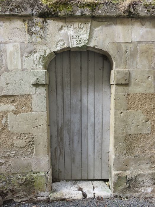 Eglise abbatiale bénédictine Saint-Pierre : Détail d'une porte non localisée