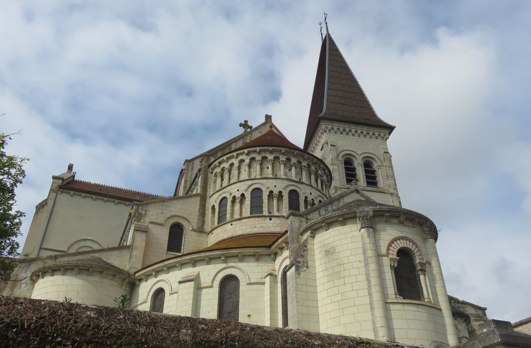 Eglise abbatiale bénédictine Saint-Pierre : Chevet, vue générale