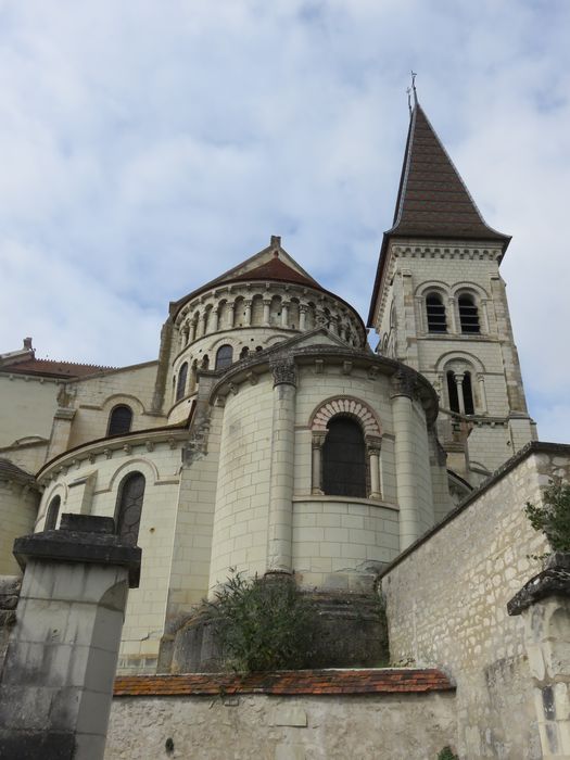 Eglise abbatiale bénédictine Saint-Pierre : Chevet, vue générale