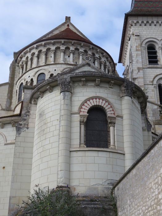 Eglise abbatiale bénédictine Saint-Pierre : Chevet, vue partielle