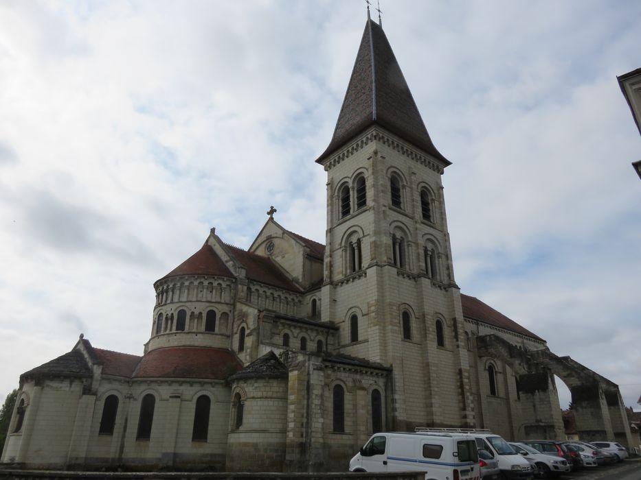 Eglise abbatiale bénédictine Saint-Pierre : Ensemble nord-est, vue générale