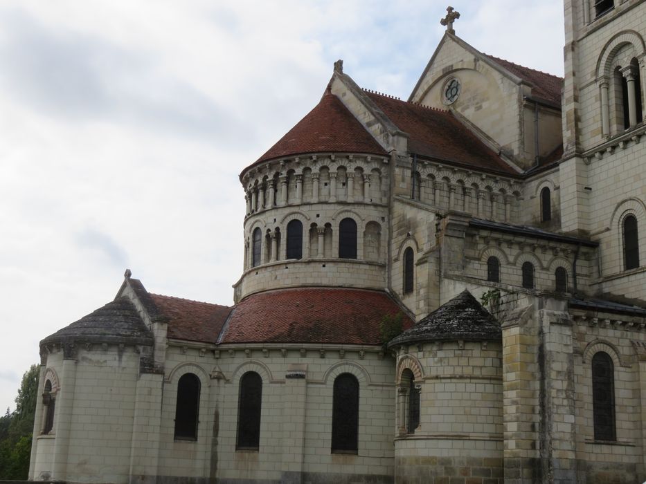 Eglise abbatiale bénédictine Saint-Pierre : Chevet, vue générale