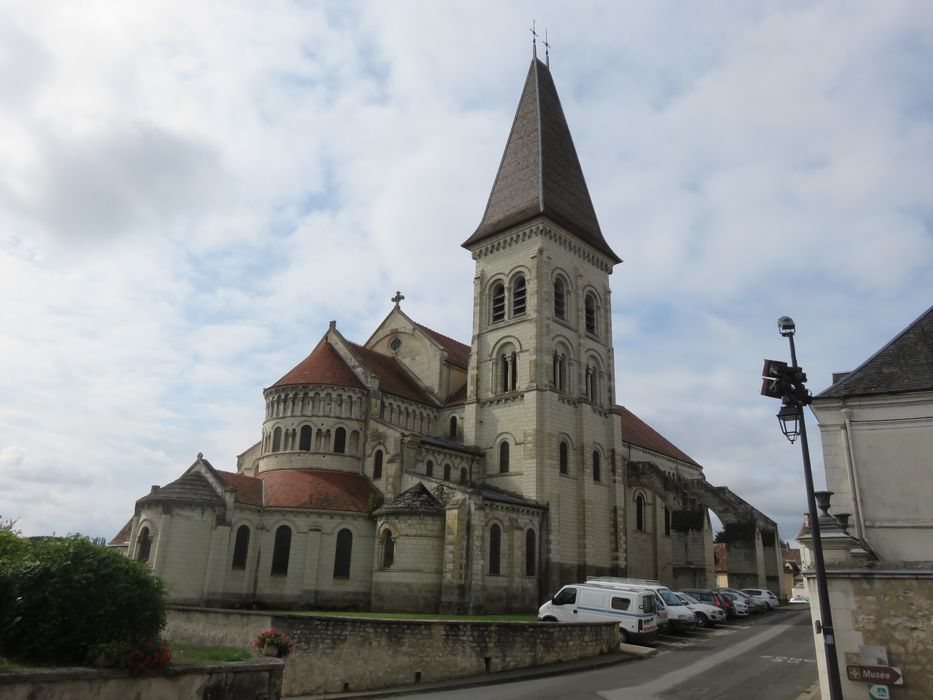 Eglise abbatiale bénédictine Saint-Pierre : Ensemble nord-est, vue générale