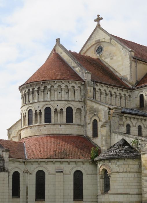 Eglise abbatiale bénédictine Saint-Pierre : Chevet, vue partielle