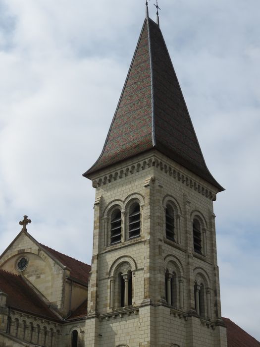 Eglise abbatiale bénédictine Saint-Pierre : Clocher, élévations nord et est, vue générale