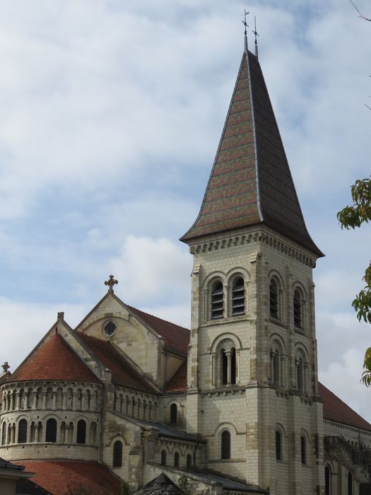 Eglise abbatiale bénédictine Saint-Pierre : Clocher, élévations nord et est, vue générale