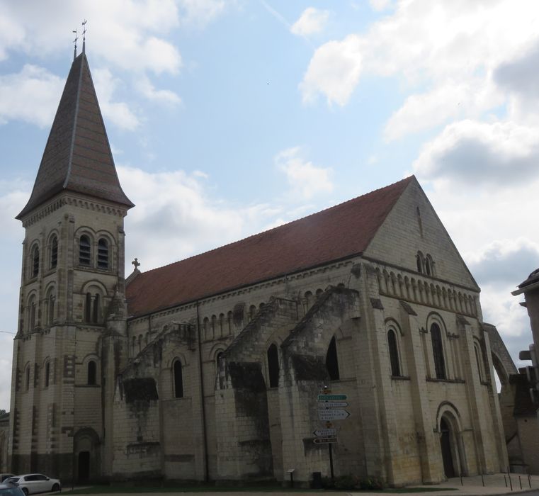 Eglise abbatiale bénédictine Saint-Pierre : Ensemble nord-est, vue générale