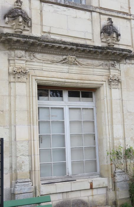 Hôtel de la Rallière : Façade ouest, détail d'une baie du rez-de-chaussée