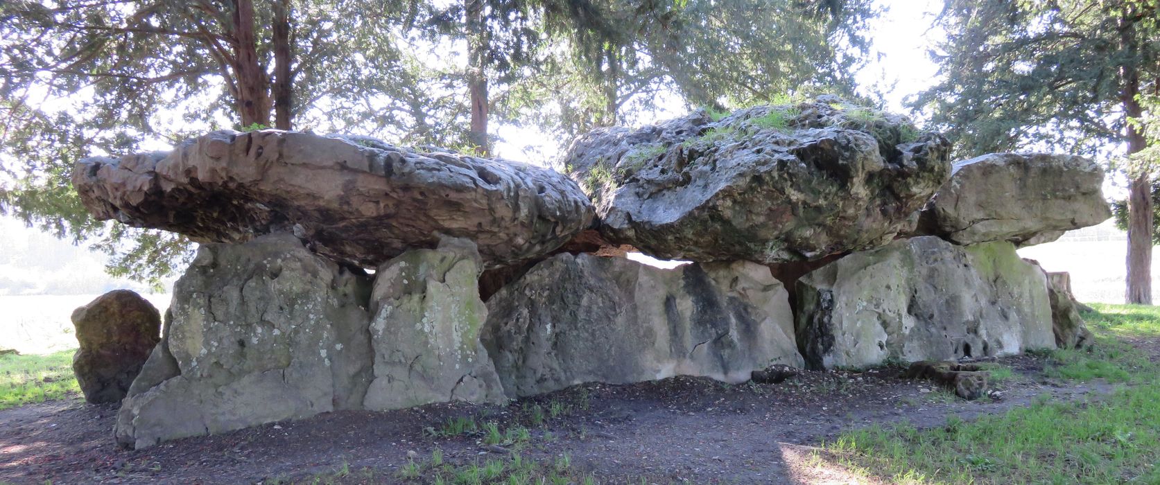 Dolmen dit de Mettray ou de la Grotte aux Fées, vue générale