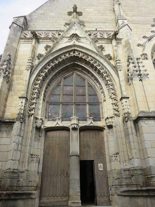 Eglise Saint-Epain : Portail sud, vue générale