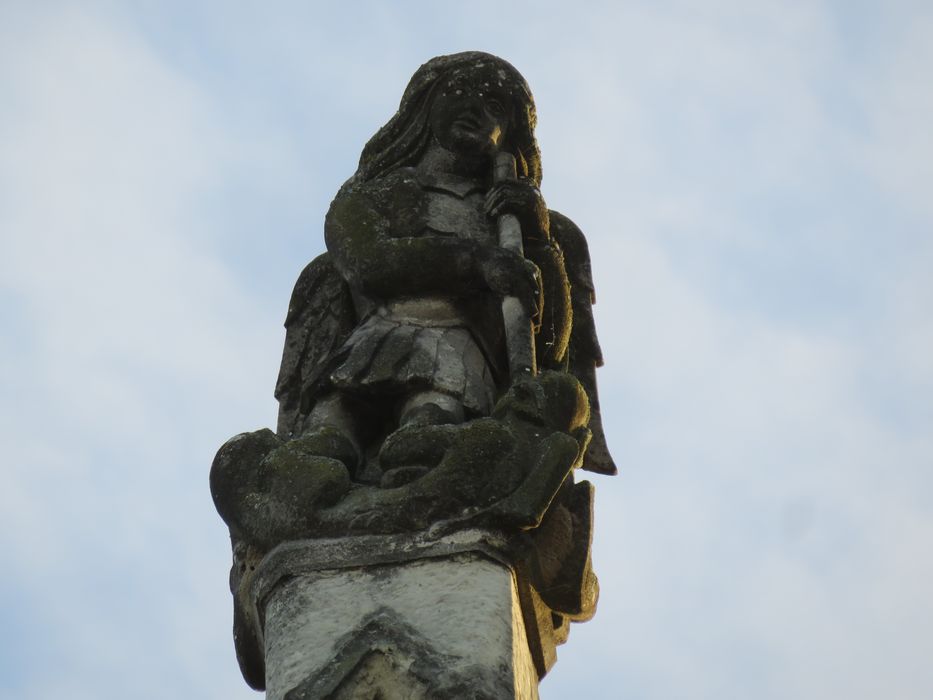 Manoir de Thomas Boyer : Façade sur rue, détail d'un élément sculpté