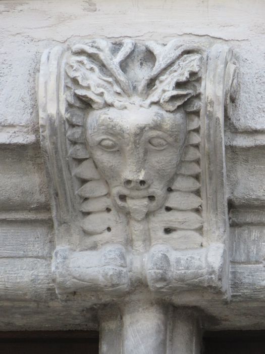 Manoir de Thomas Boyer : Façade sur rue, détail d'un élément sculpté