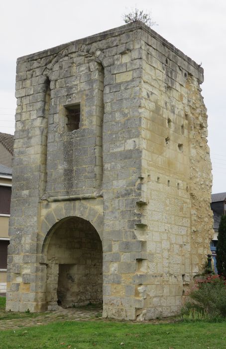 Ancien château : Porterie, élévations sud et est, vue générale