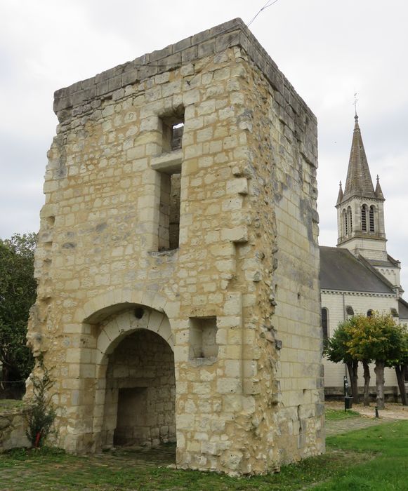 Ancien château : Porterie, élévation nord et ouest, vue générale