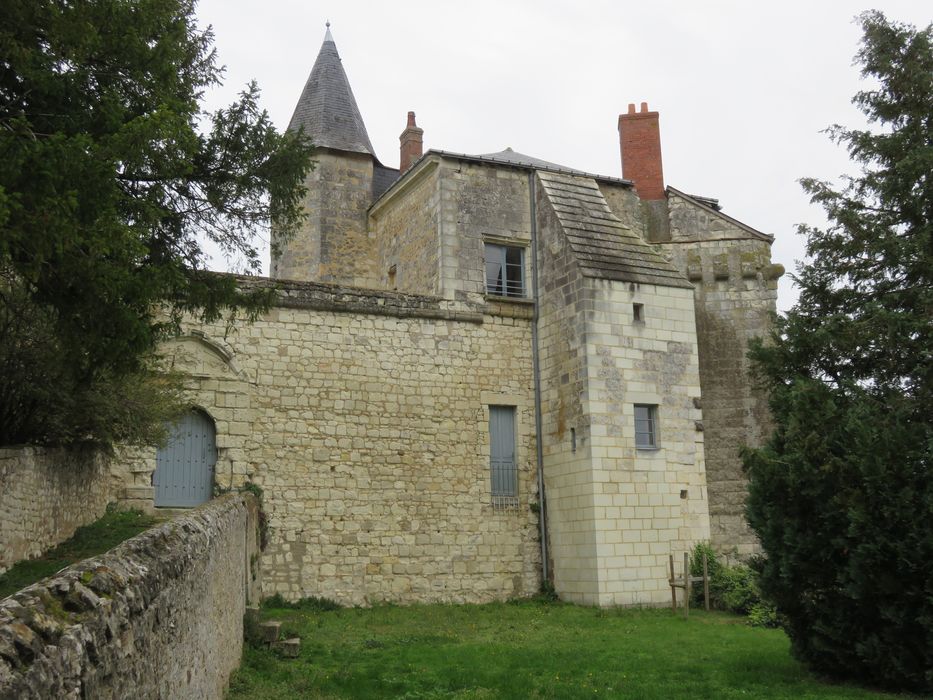 Ancien château : Logis, façade sud, vue partielle