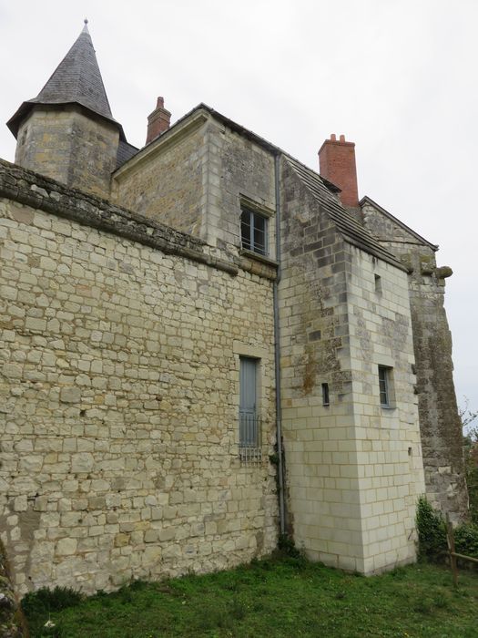 Ancien château : Logis, façade sud, vue partielle