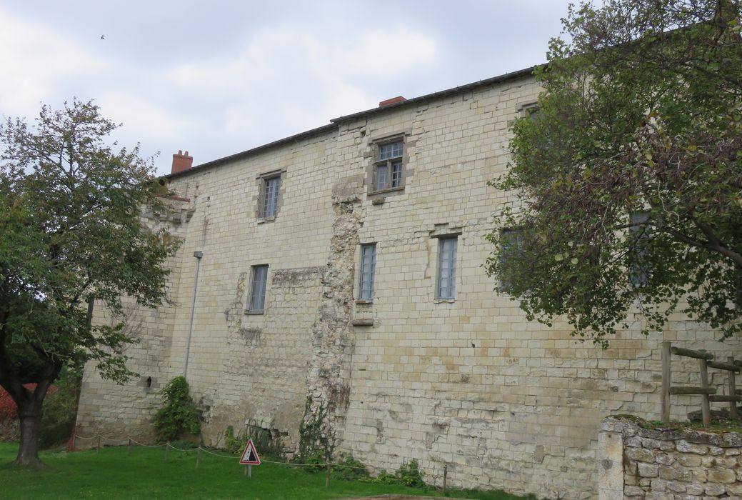 Ancien château : Logis, façade est, vue générale