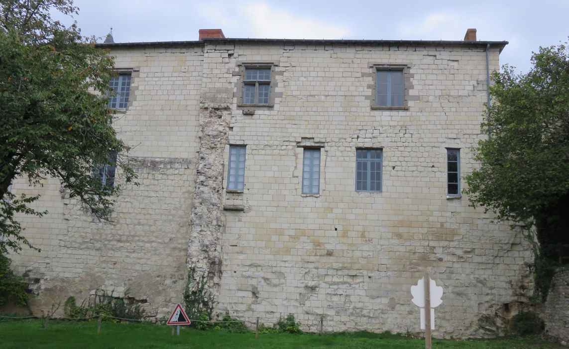 Ancien château : Logis, façade est, vue générale