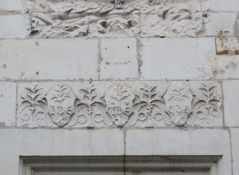 Maison : Façade sur rue, porte d'accès, détail du tympan