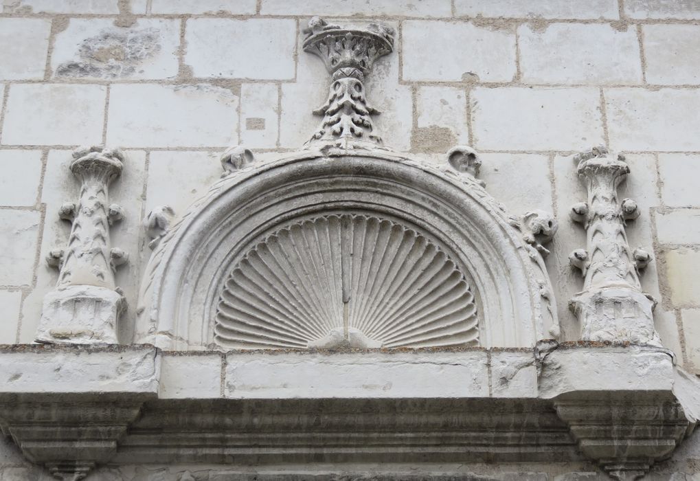 Maison : Façade sur rue, porte d'accès, détails décoratifs