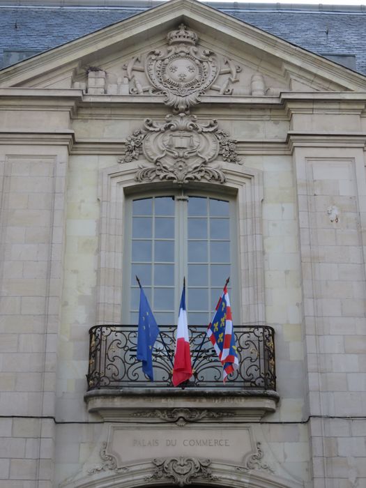 Chambre de Commerce : Façade rue Jules Favre, avant-corps central, vue partielle