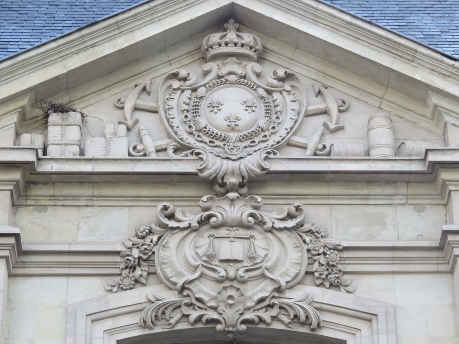 Chambre de Commerce : Façade rue Jules Favre, avant-corps central, détail du tympan