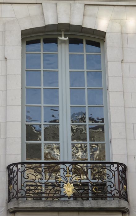 Chambre de Commerce : Façade rue Jules Favre, détail d'une baie du 1er étage