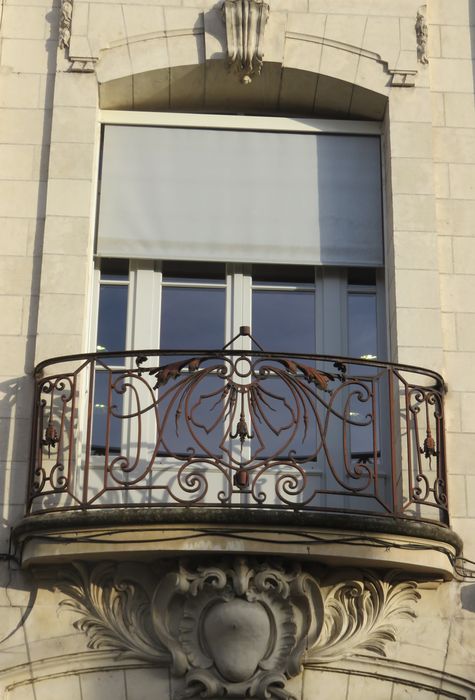 Chambre de Commerce : Façade rue Berthelot, détail de la baie située au-dessus du portail d'accès