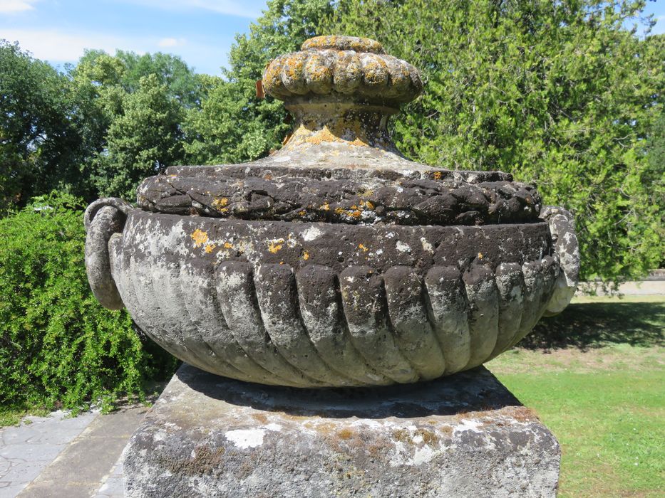 vase décoratif n°1 - © Ministère de la Culture (France), Conservation des antiquités et des objets d’art d'Indre-et-Loire - Tous droits réservés