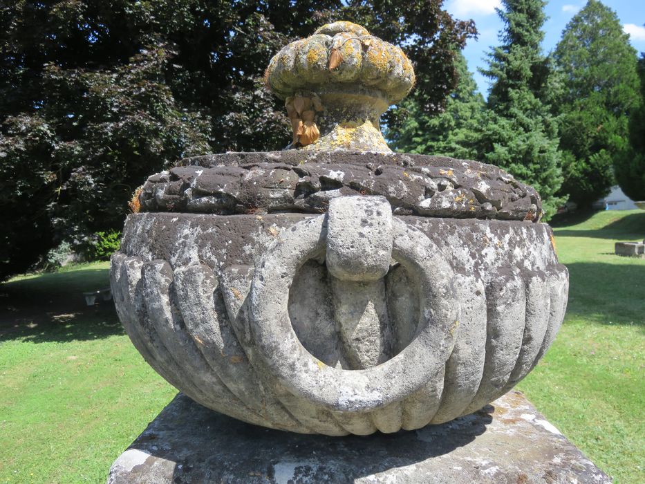 vase décoratif n°1 - © Ministère de la Culture (France), Conservation des antiquités et des objets d'art de l'Indre-et-Loire – Tous droits réservés 