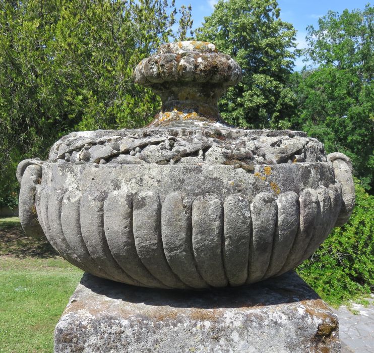 vase décoratif n°1 - © Ministère de la Culture (France), Conservation des antiquités et des objets d’art d'Indre-et-Loire - Tous droits réservés