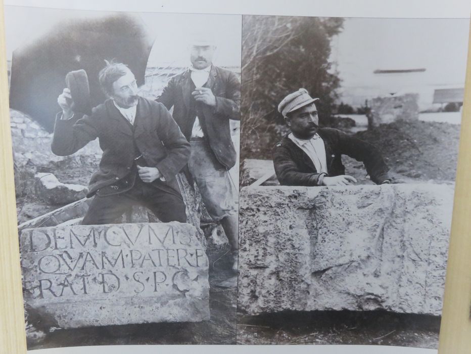 anciennes photographies illustrant la découvertes des fragments lapidaires