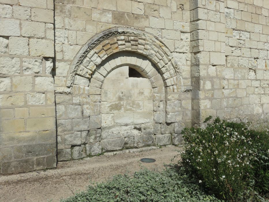 façade latérale sud, ancien portail d'accès