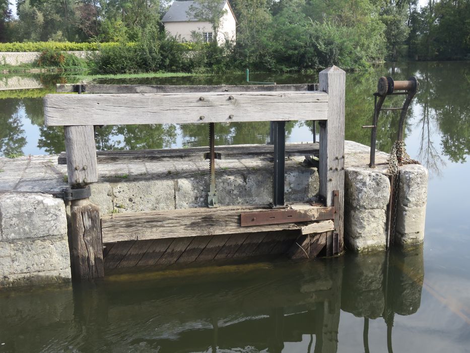 détail d'une des portes de l'écluse en amont