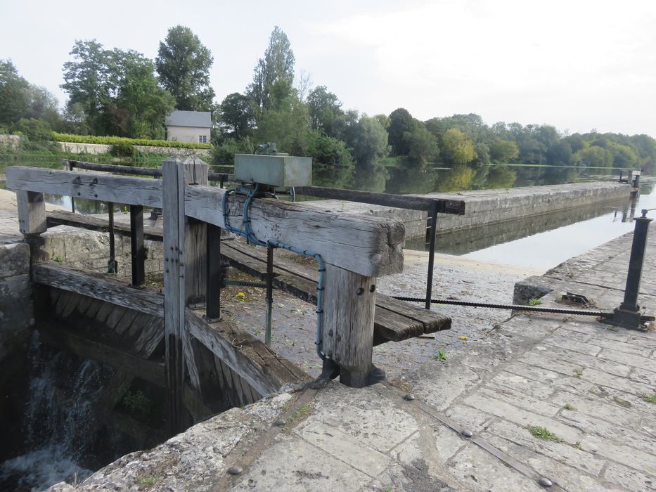 détail des portes de l'écluse en aval