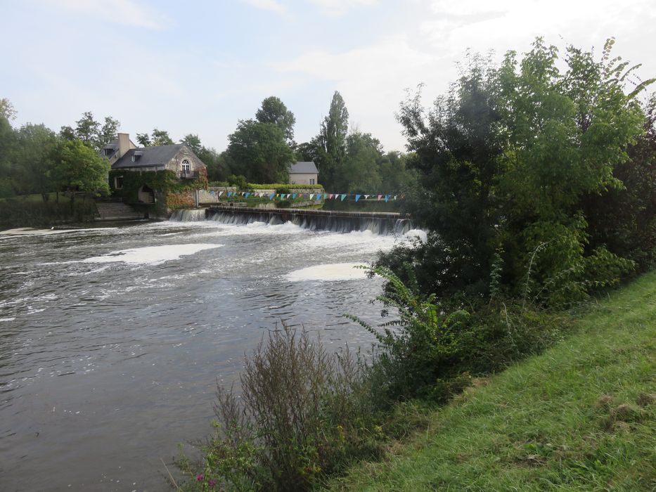 vue générale du barrage dans son environnent depuis l'aval