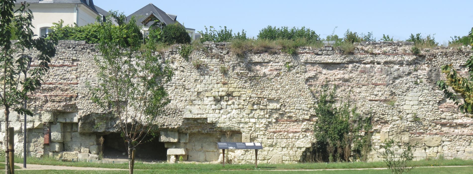 vue partielle de l'enceinte rue Bazoche