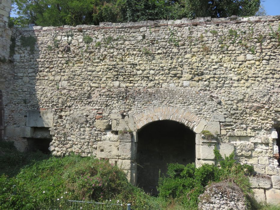 vue partielle de l'enceinte rue Bazoche