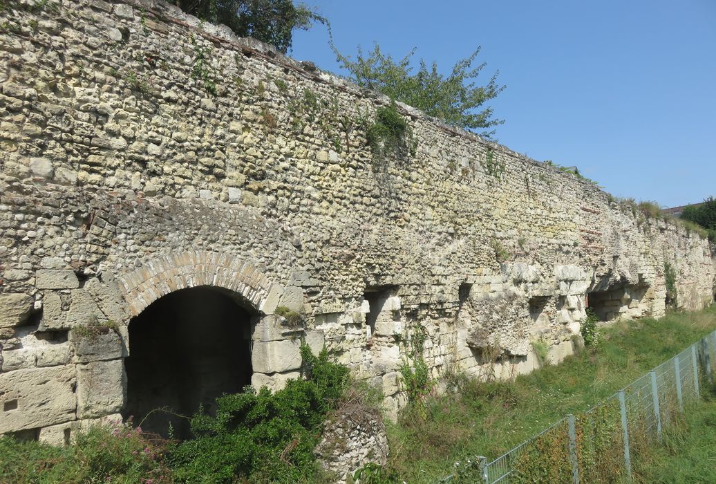 vue partielle de l'enceinte rue Bazoche