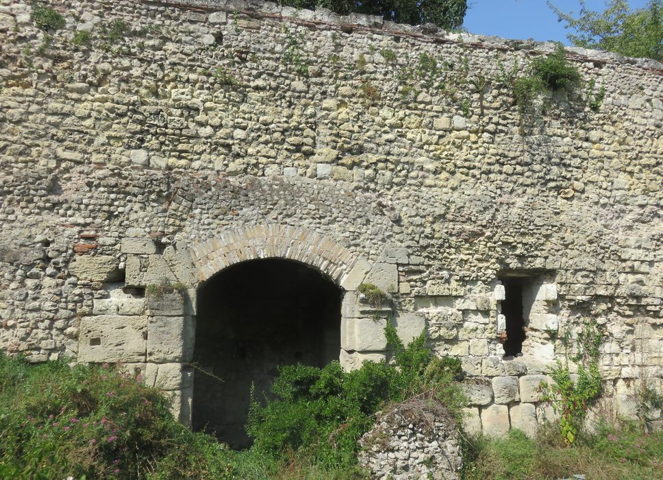 vue partielle de l'enceinte rue Bazoche