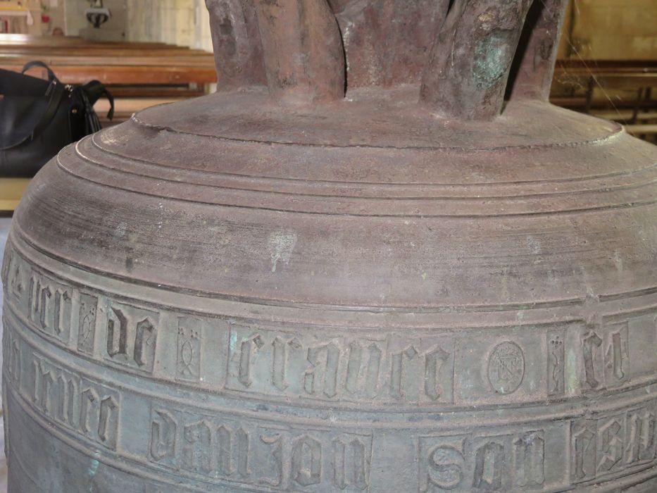 cloche, détail des inscriptions