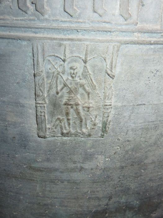cloche, détail d'une vignette (saint Michel terrassant le dragon)
